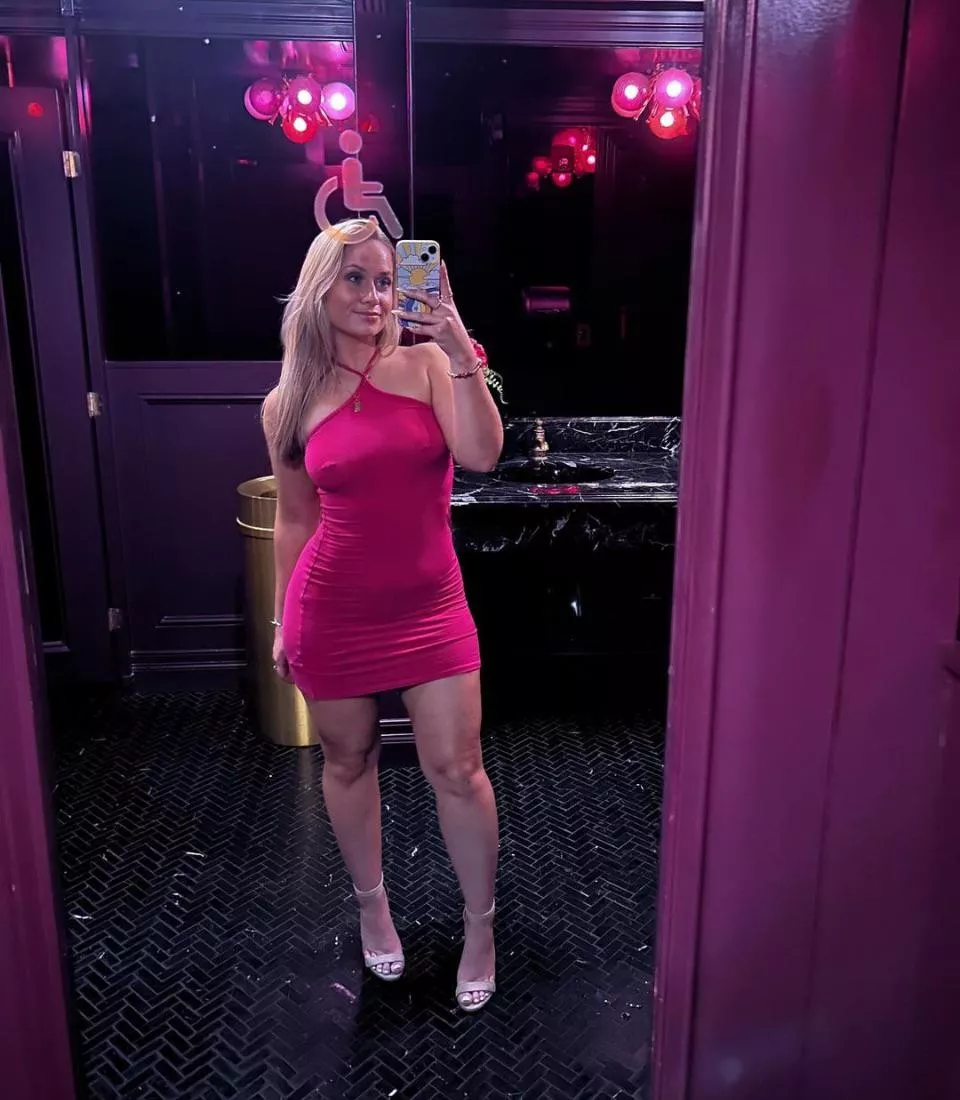 Beauty in pink  posted by AlexWollf