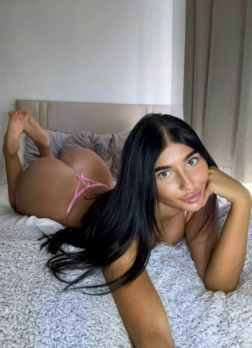 Get behind me and worship my feet and my ass too [IUTR] posted by vixenprxncess