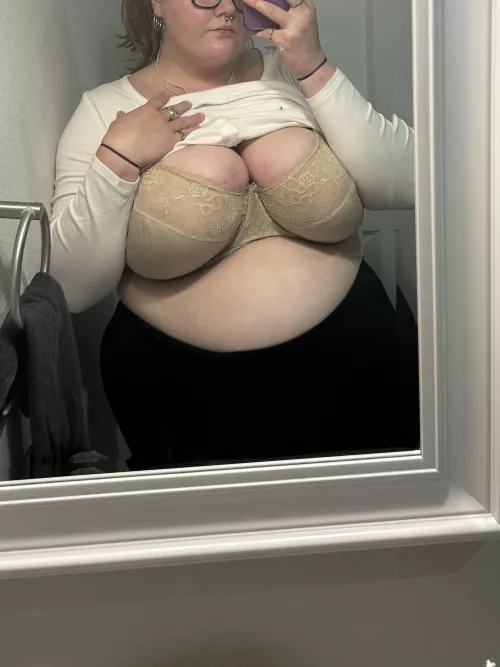 Hiding from my friends bc I’m too horny 🙂‍↕️ by cuddly_cow