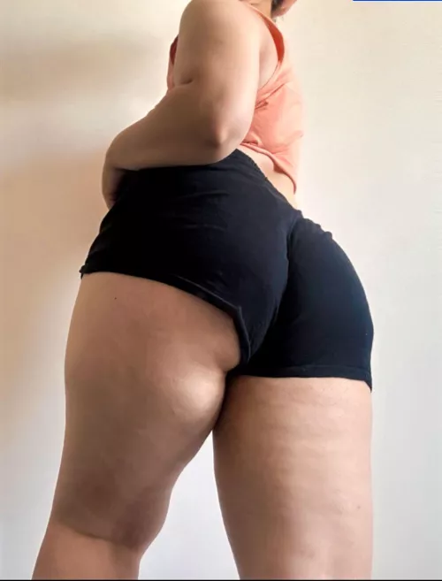 Wanna bite me? by Lil_Wicked_Evelyn