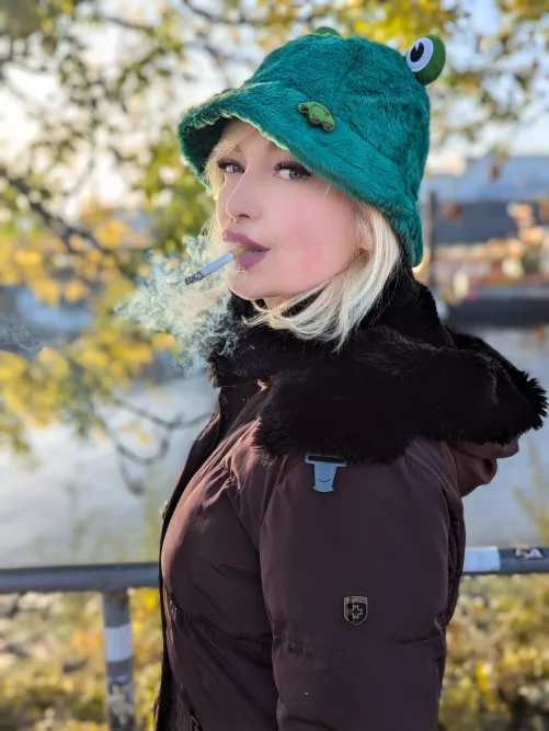 Yesterday I visited the Hamburg fish market and enjoyed the fresh air with a tasty cigarette  by TheresaSmoke