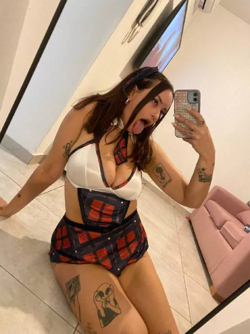 Baby, come have fun in my bed  by w_queen