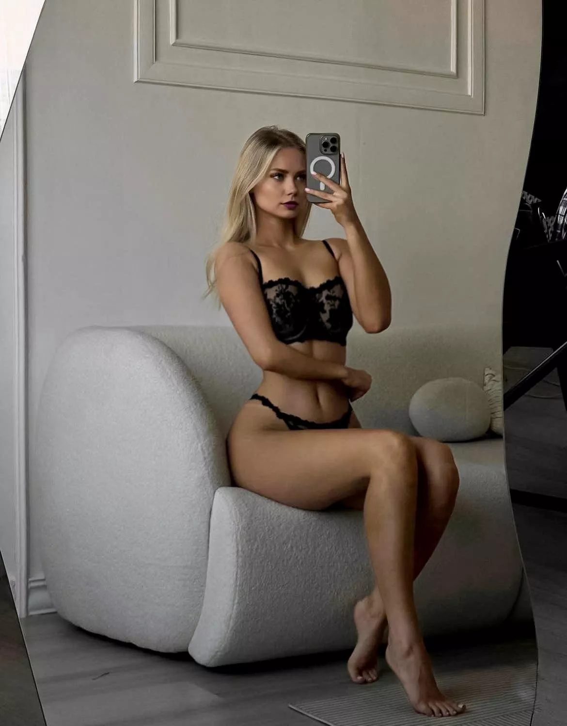 Elegant blonde or?👀 posted by LillyPav