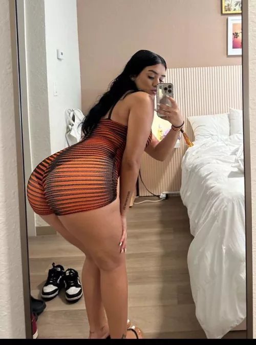 Look at this big booty🤭 by desiraesells_picsss