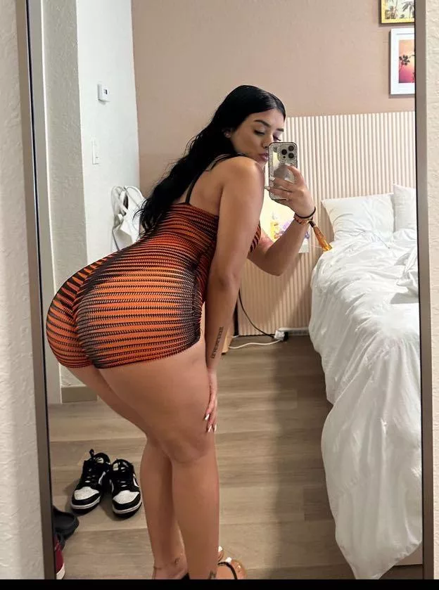 Look at this big booty🤭 posted by desiraesells_picsss