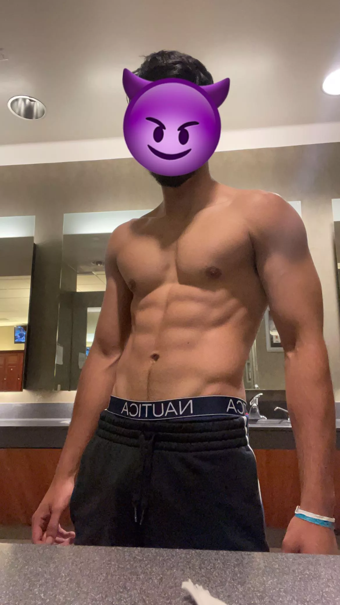 23M Fairfield CT , looking for couple or single females , DM for more info , super masculine and hung .  posted by ArtisticFlamingo7844