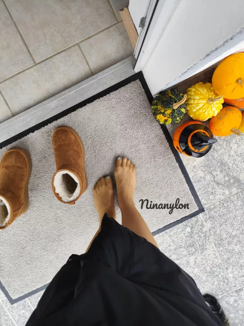 Coming back home 🥰 by Ninanylonfeet