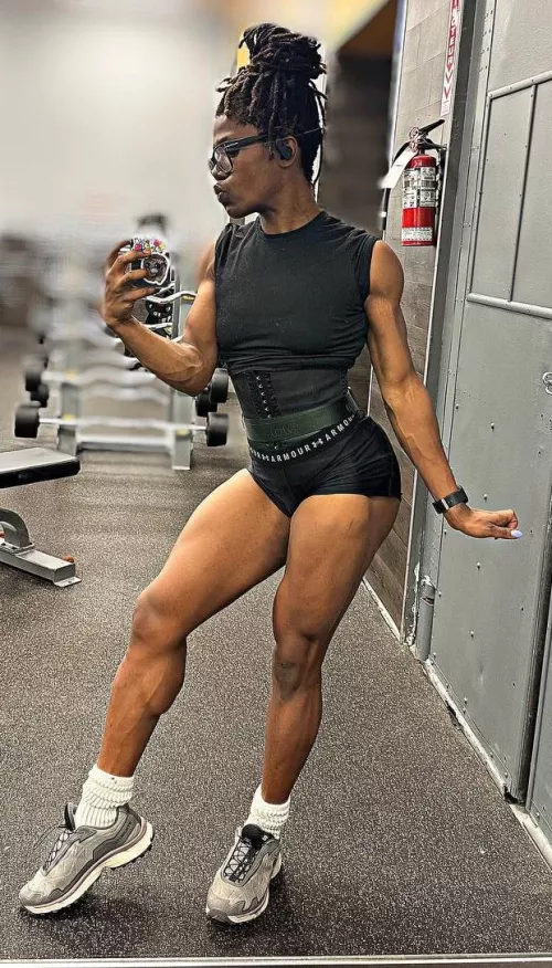 Do i look sexy in this gym outfit by Personal_Zucchini207