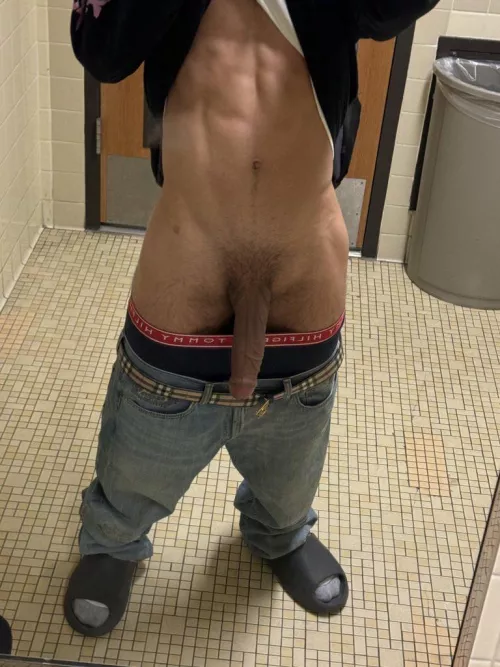 Hate Carrying This Thing Around Campus 😫💫💫 by Yourfaveboricuabull