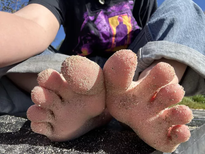 Hi darlings! here’s some sorry sandy toes for being away for so long :( by QueenBaguette