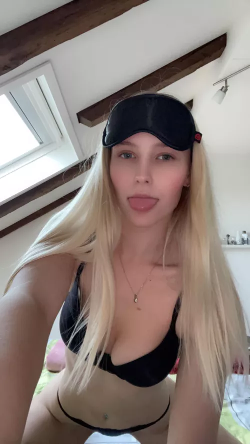 I can be your little blondie by BananHannah2005