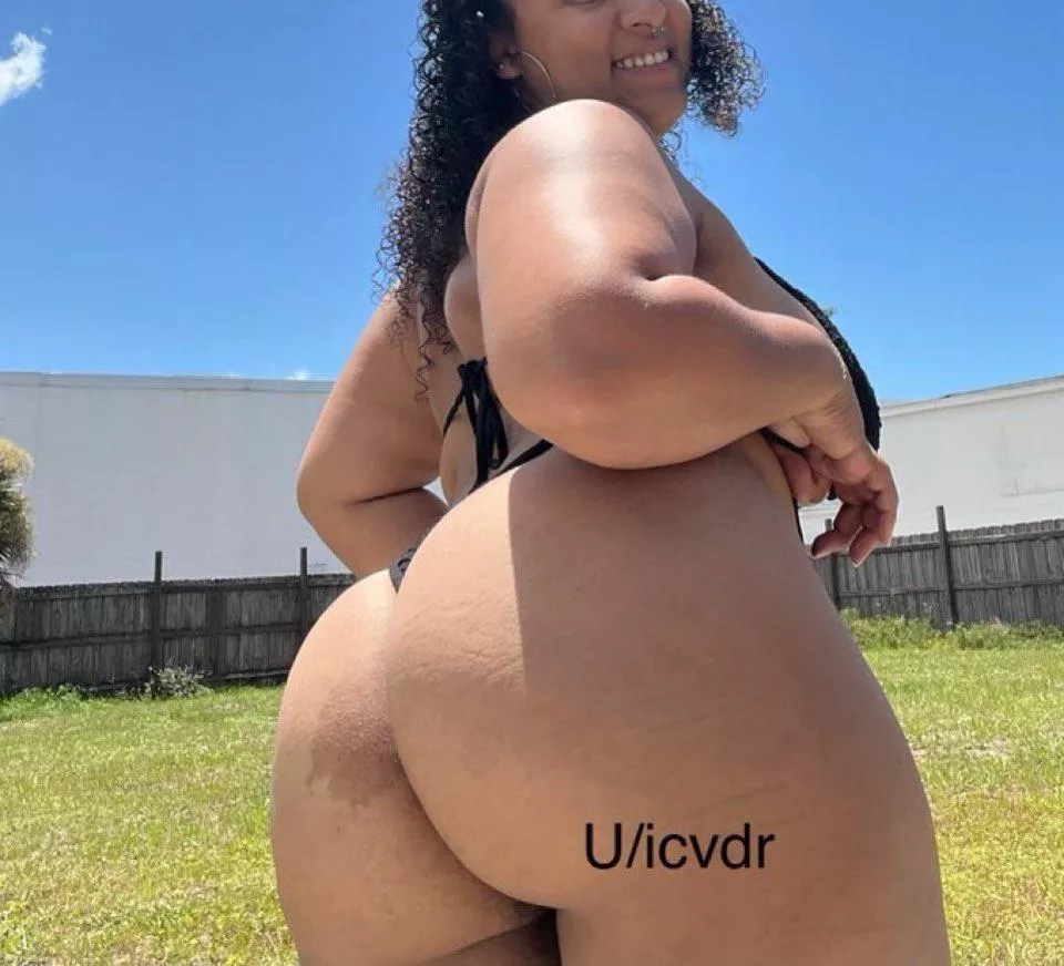 Men are always staring when I’m at the beach…can you see why? posted by icvdr