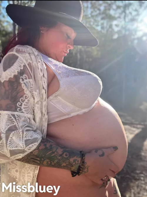 Pregnant outdoors.  by Pregnantmummyy