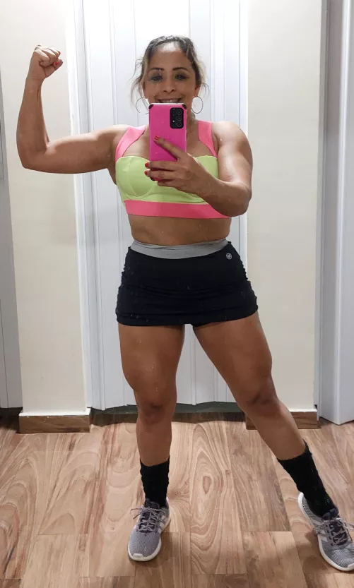 Your new favorite milf heading to the gym by girlypinkyx