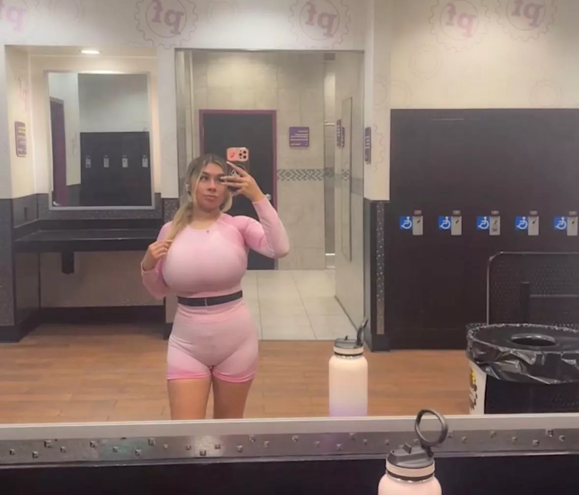 Massive in pink 😮😳 posted by jay22999