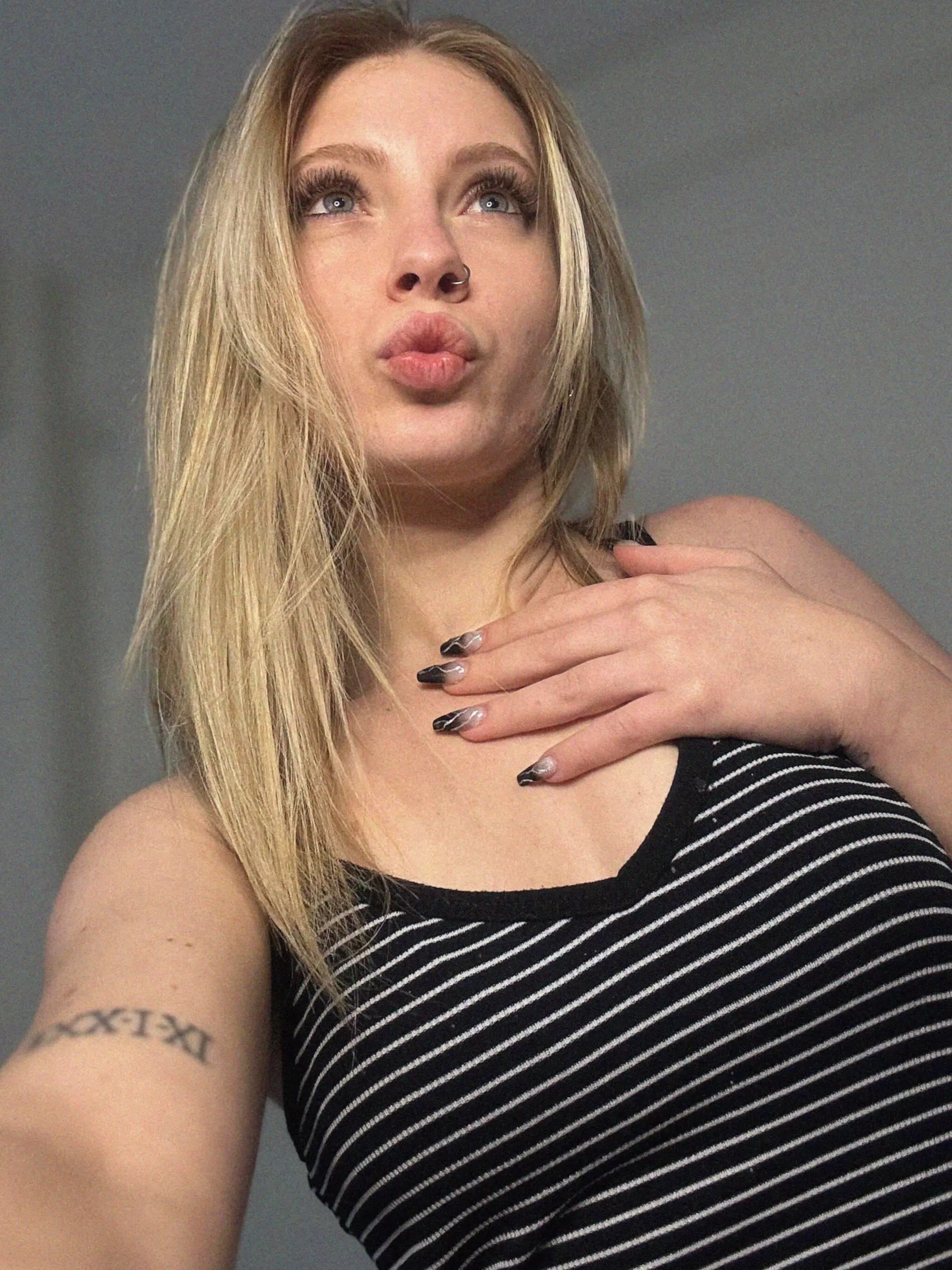 18 F4M. But there’s a side of me you haven’t seen. Yet.  wanna see it ?  posted by ColtsQueen