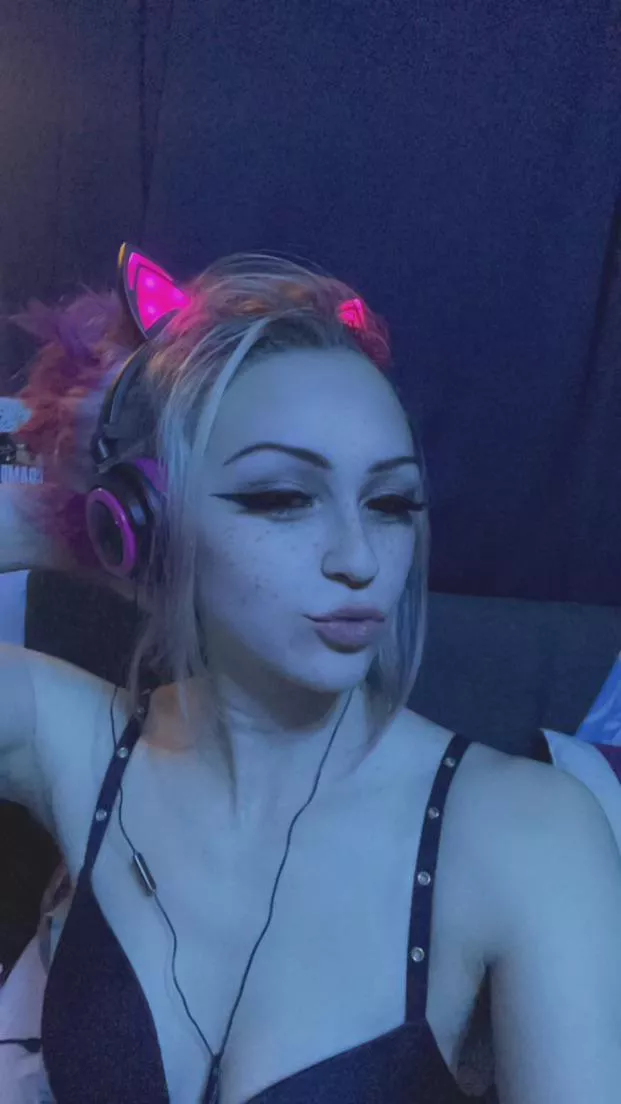 Haven’t posted in a bit but felt cute here 💕 posted by xxxkitty26