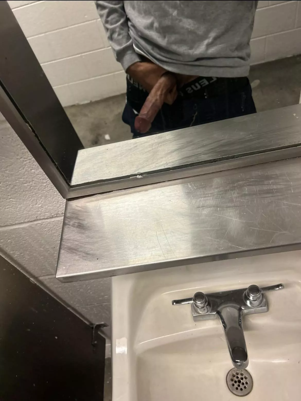 24 at work horny asf posted by Parking-Marketing-13