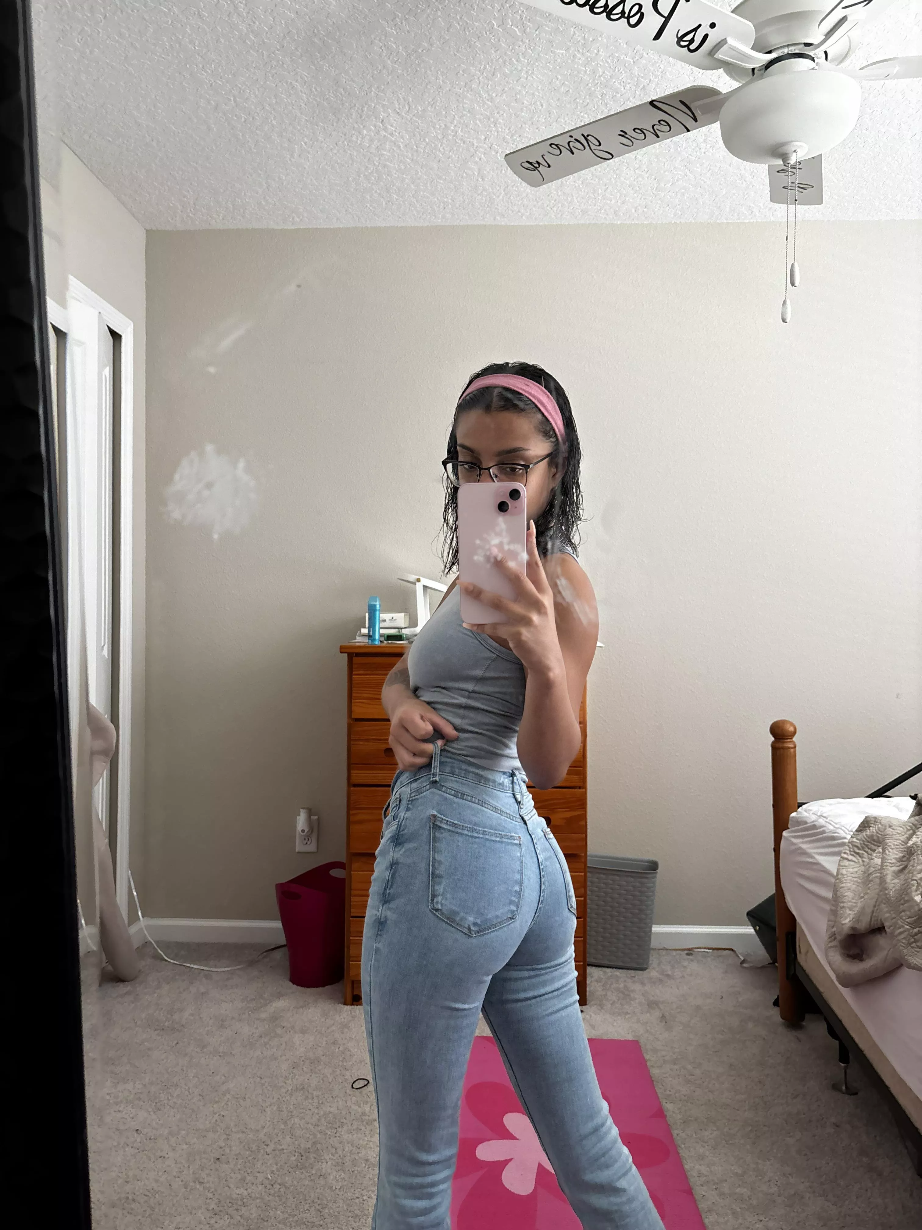 i think these jeans make me look so cute 🥹 posted by bbygirlzoe