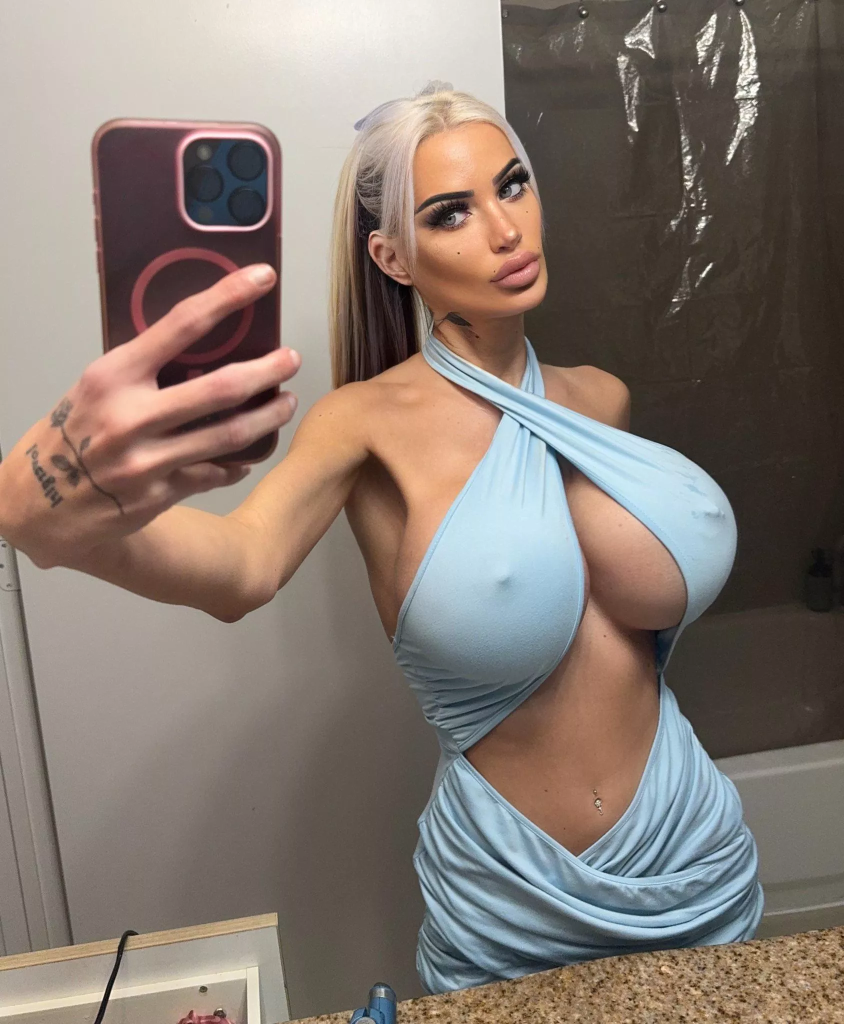 Elegant and sexy.  posted by trophylover