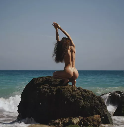 Enjoying the ocean  by Linartica