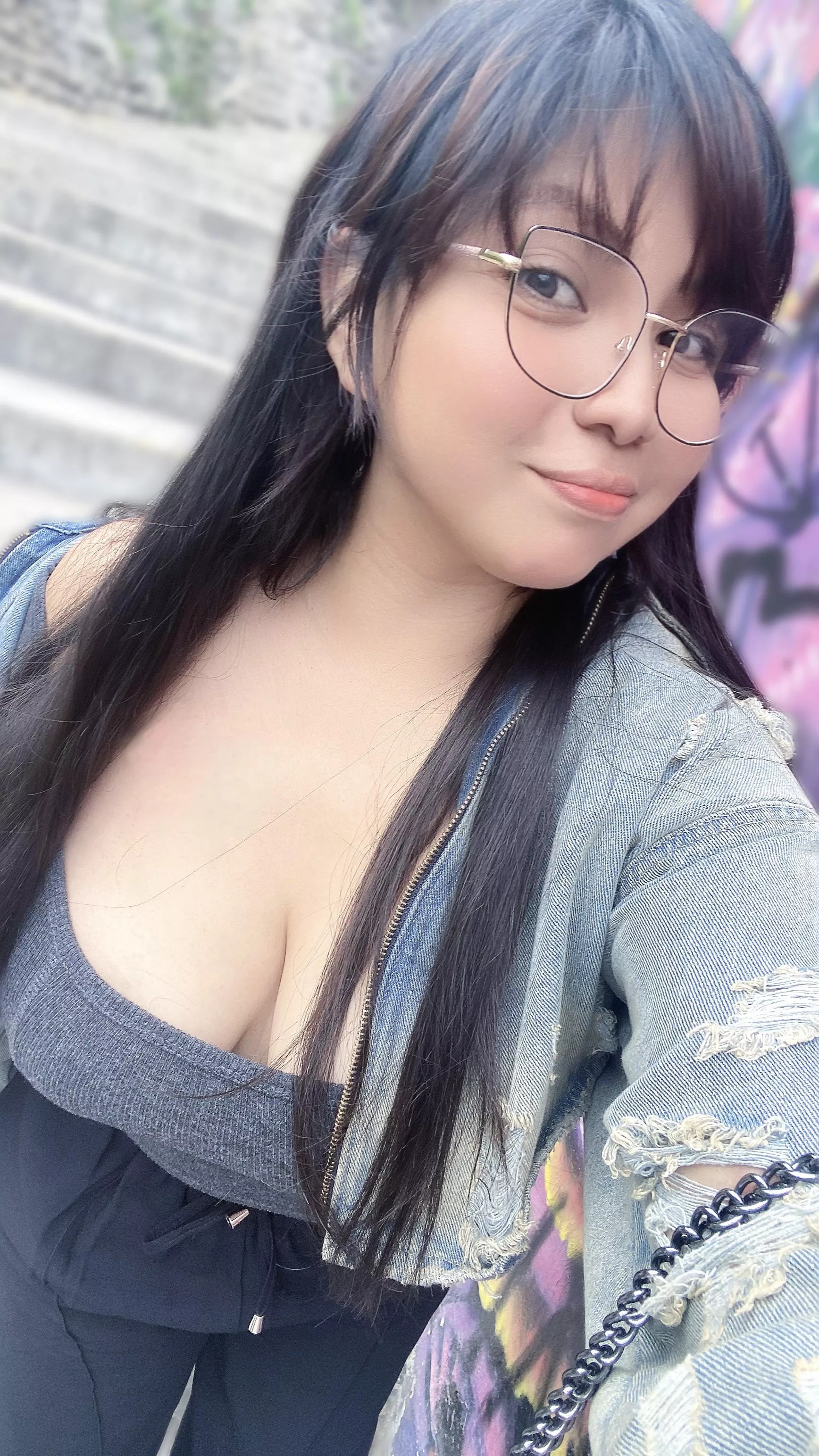 Your daily dose of cleavage  posted by SexyAzucena