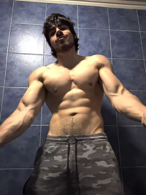 Huge and ripped 💪😈 by Angelo_rmni