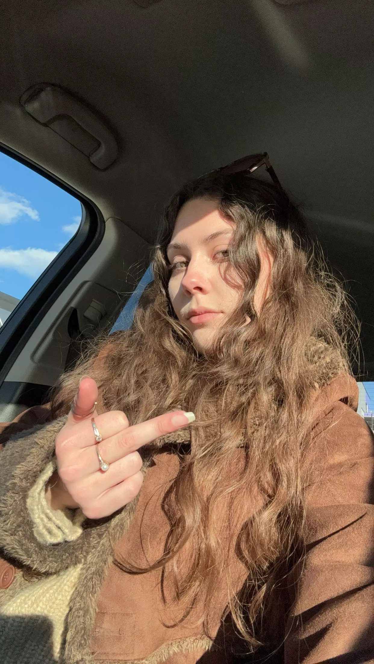 My favorite finger to show to both you broke and rich losers 👏🏻 posted by Goddessbella042