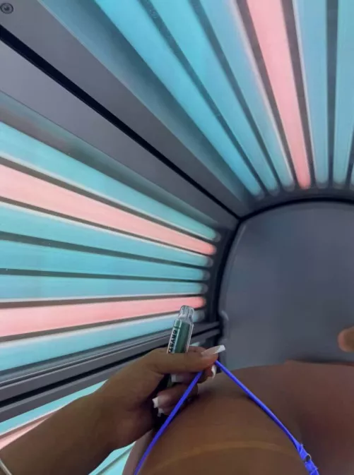 I am a Sunbed Queen hahah  by Curvy_Gally