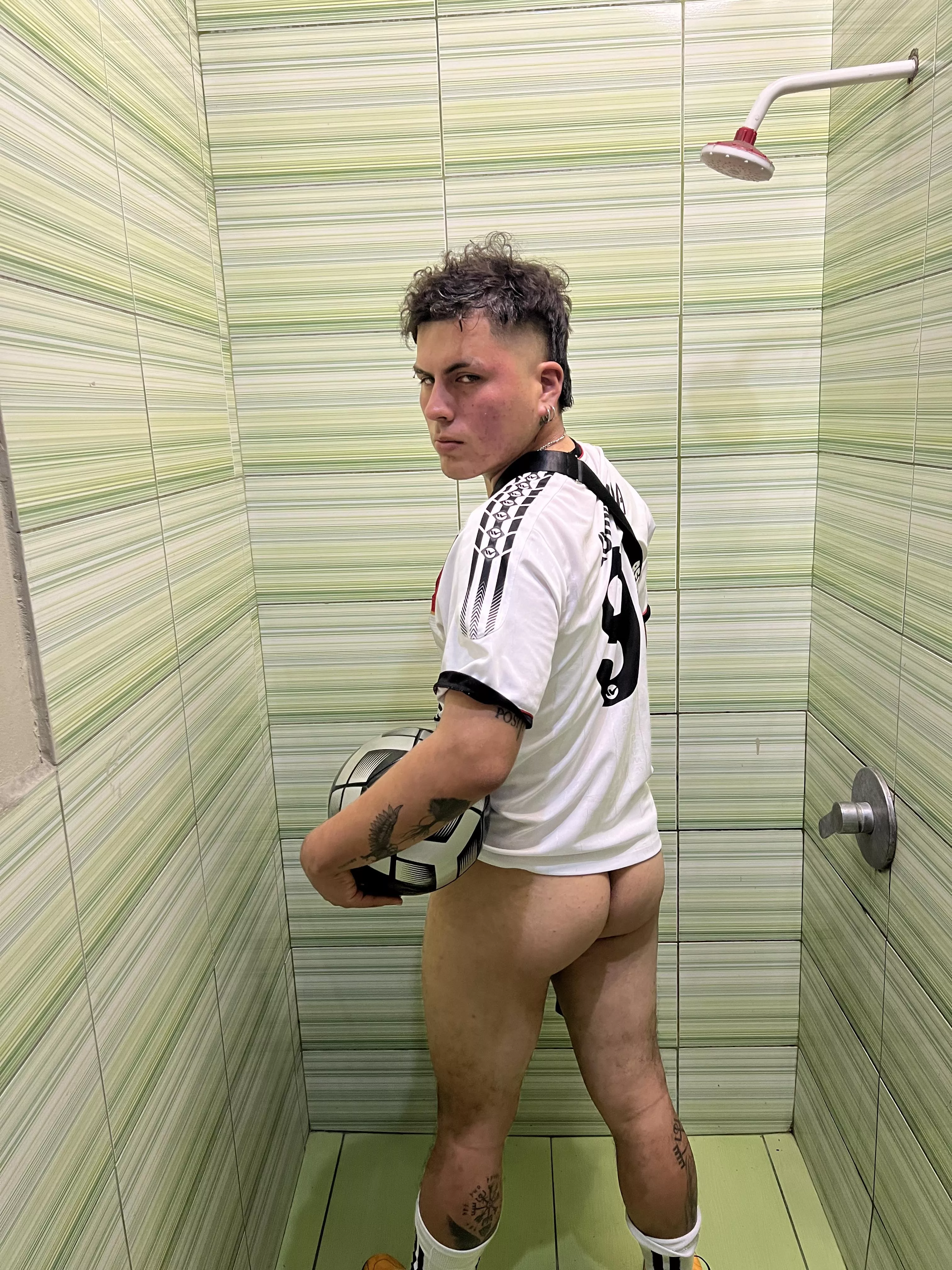 Age [18] This soccer player's ass is so hot, come and touch me posted by joanmanly