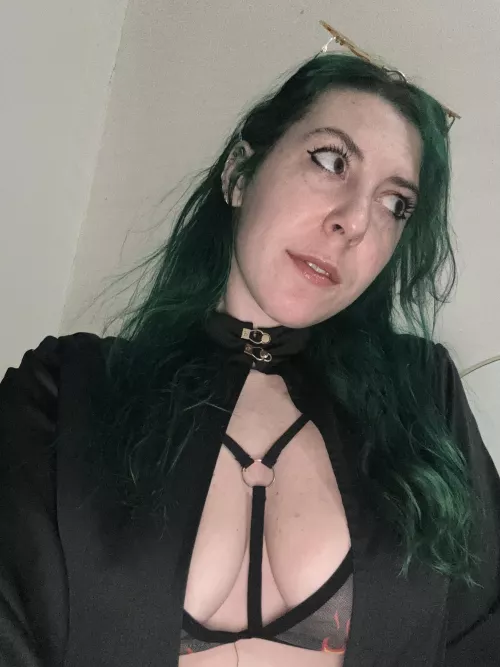 Fiery cleavage by sirenskiss3