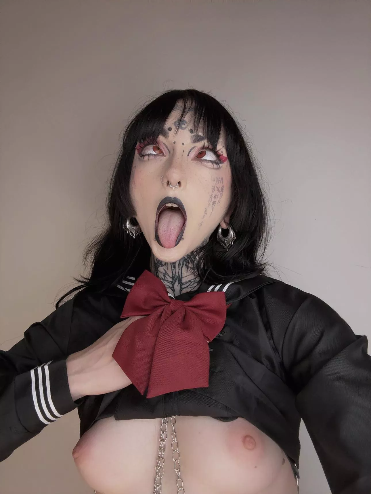 I'm a very good tongue kisser  posted by VannahbabyB