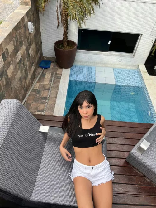 Sun’s out, crop tops on ☀️😎 by BellaFits