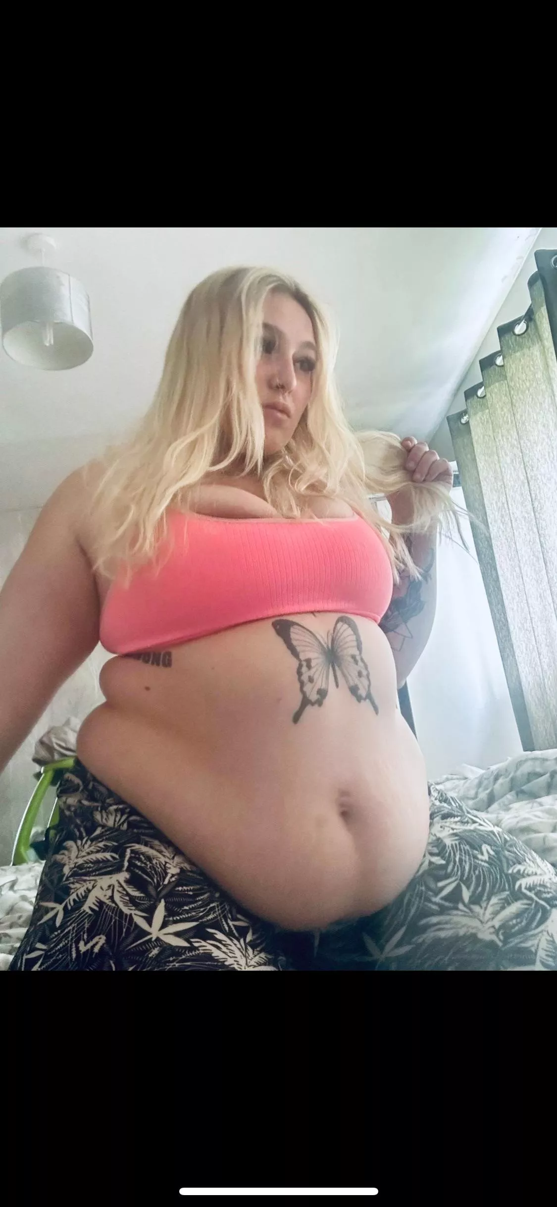 Who wants to help me get to 300 pounds ! I’m 6 stone off !!!! ❤️🐷 posted by Kk22booo