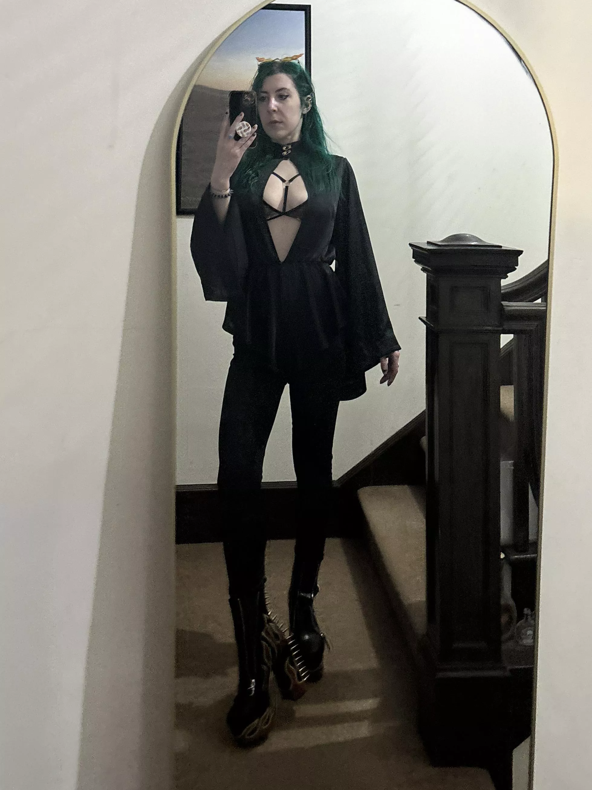 Goth hottie posted by sirenskiss3
