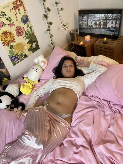 would u fuck a 19 yo with a little mom bod🤭🩷 by cuddlebearhug