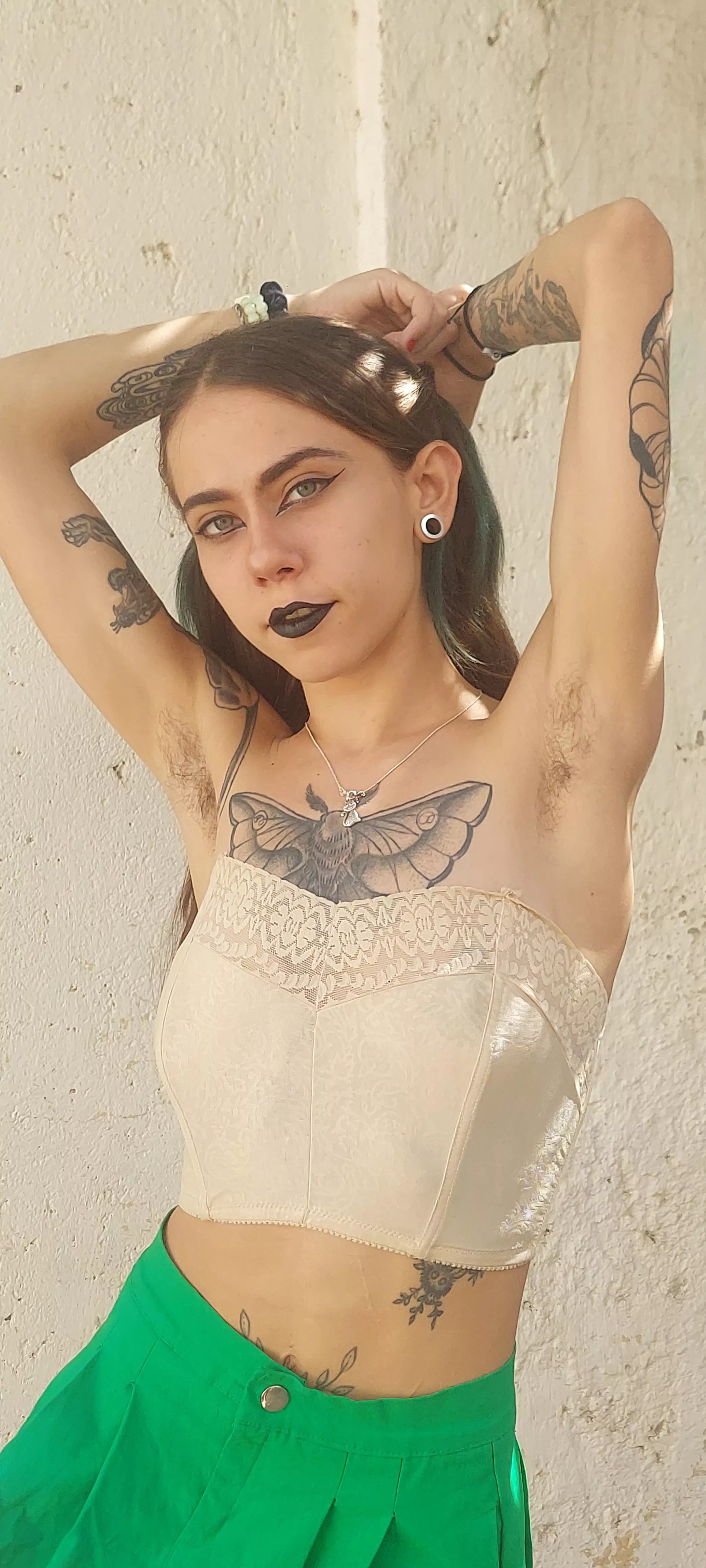 Enjoy my hairy armpits <3 posted by uwuninu