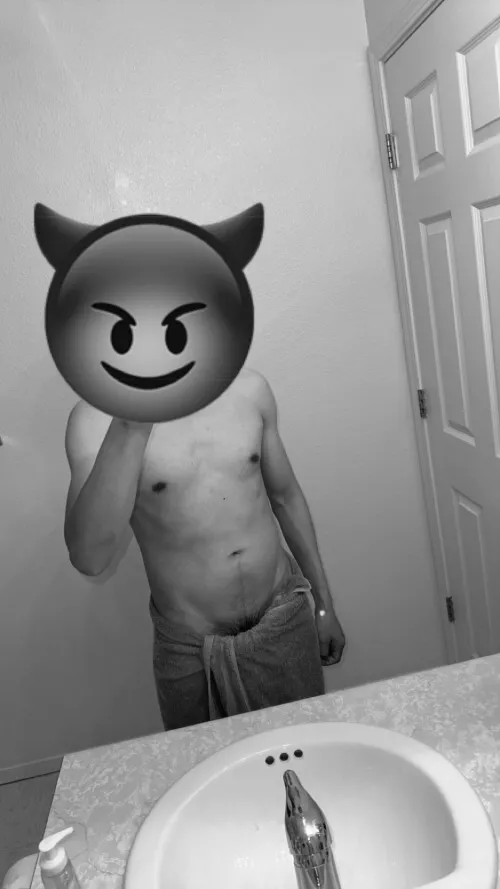 Fresh out of the shower now time to relax 🍃💨 how was your Wednesday?  by Mack8088