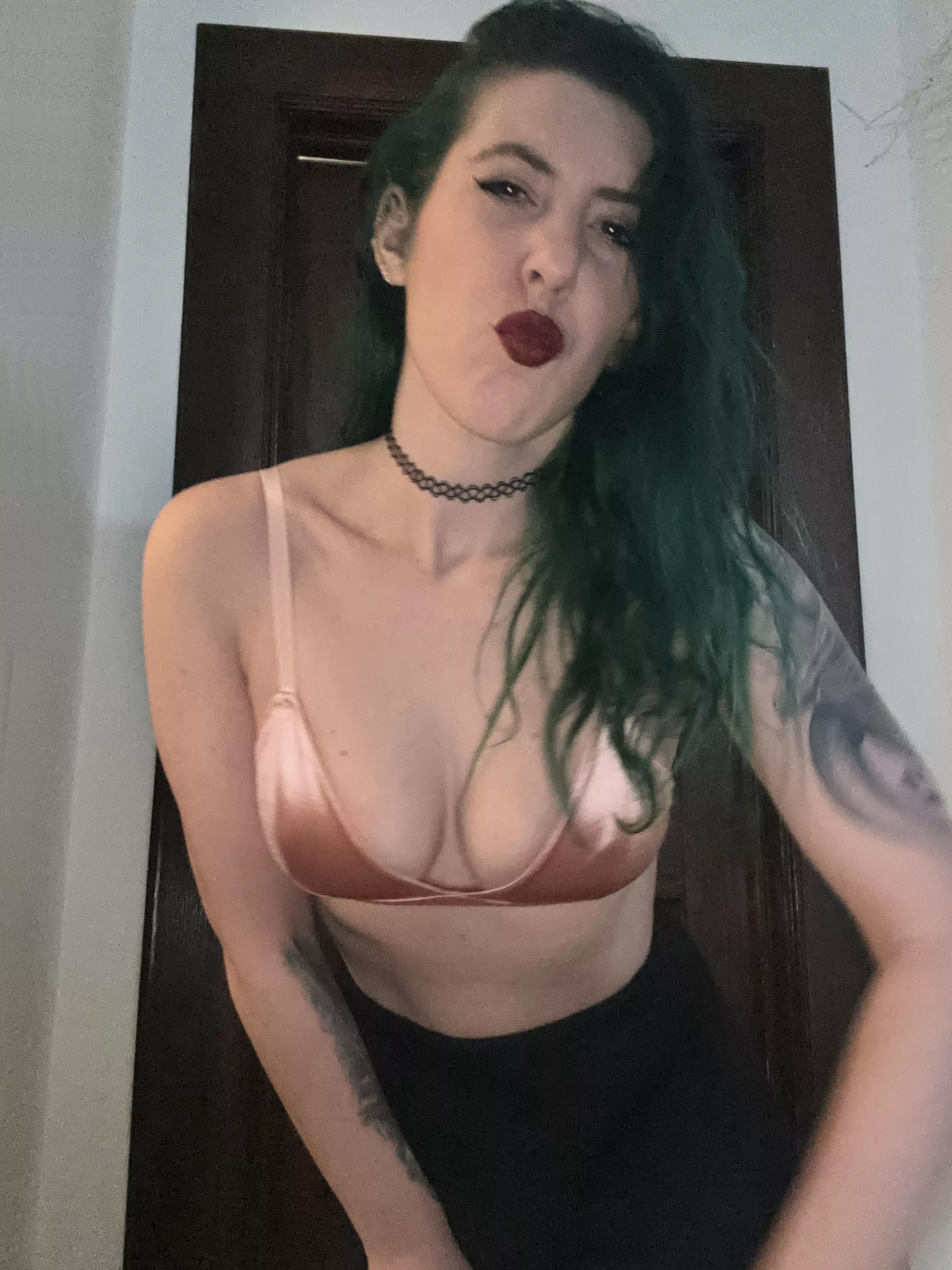 Kisses in satin posted by sirenskiss3