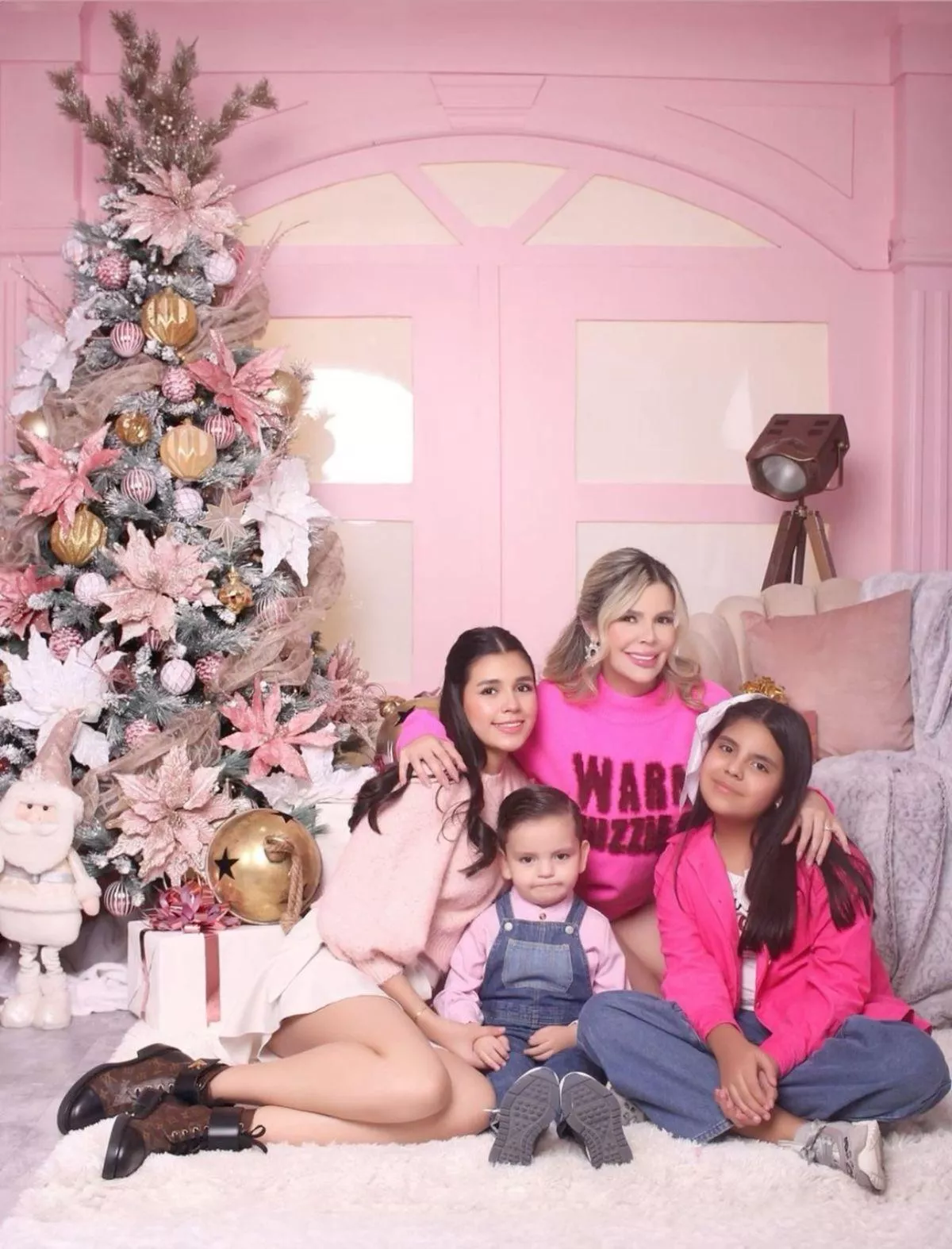 Raquel Torres (daughter of El M1✝️, ex-wife of Meñito Avendaño) with her children.  posted by ImaginaryPlac3s