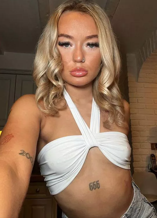 Fabulous and sexy  posted by Aromatic-Total-9728