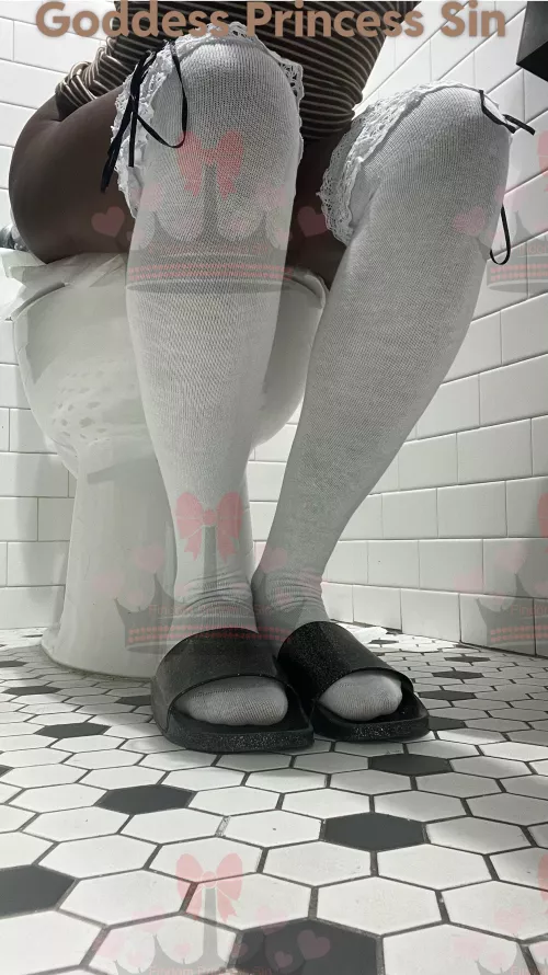 FTT/Feeder Seeking Toilet. If you live or are visiting the NY/NJ area. I have open availability. I’m willing to provide my clean Bill Of Health.  by Sinna_B