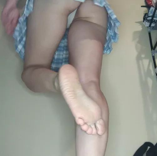 Guess my size ?  by fetfeetmeow