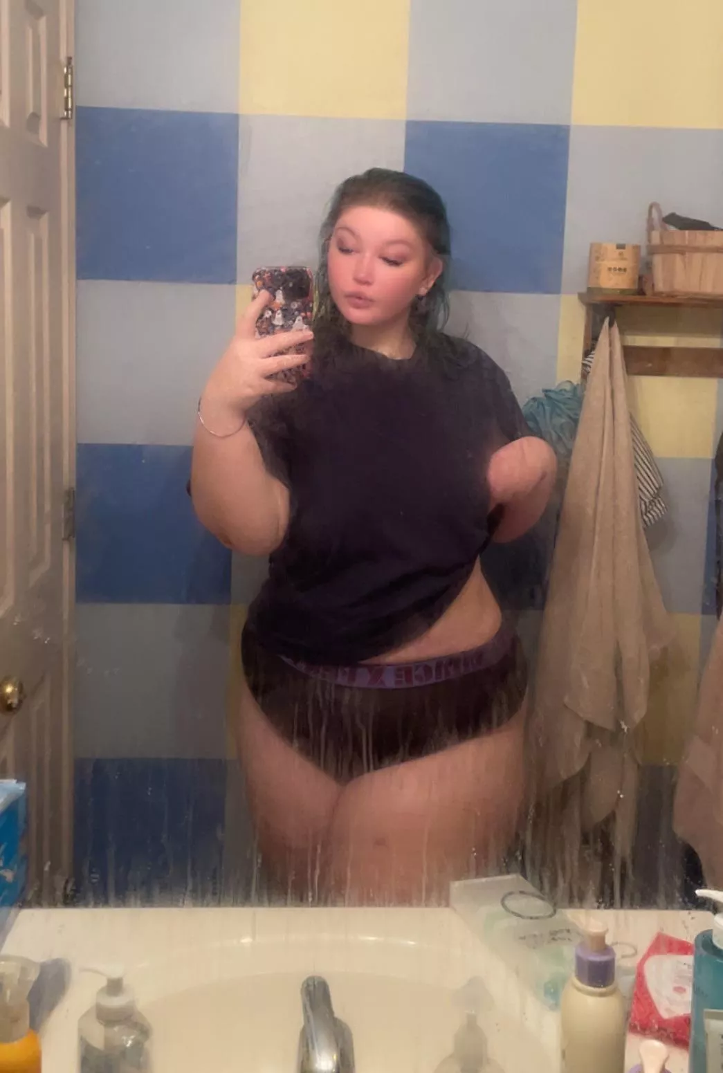 It’s payday and I’m hungry for a drain. Be a good boy and get out your wallet 😘 posted by GoddessCath219