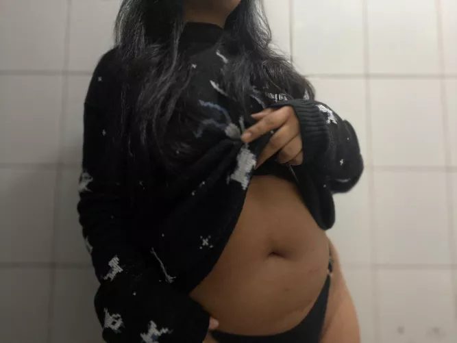My belly button looks deep, what do you think? by xChocoQueen