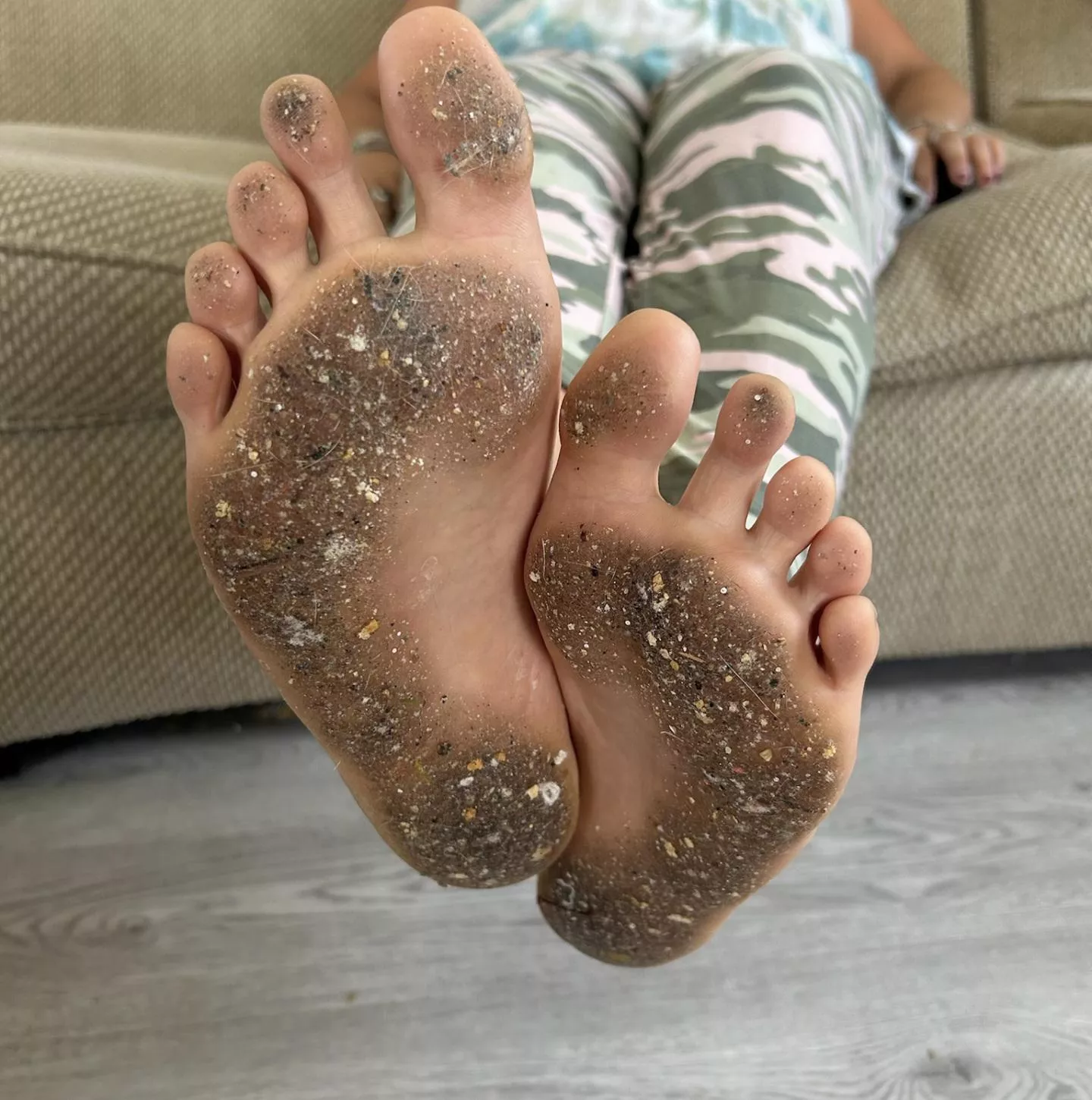 Pretty please suck my toes 😫🥰😉 posted by solotoes2
