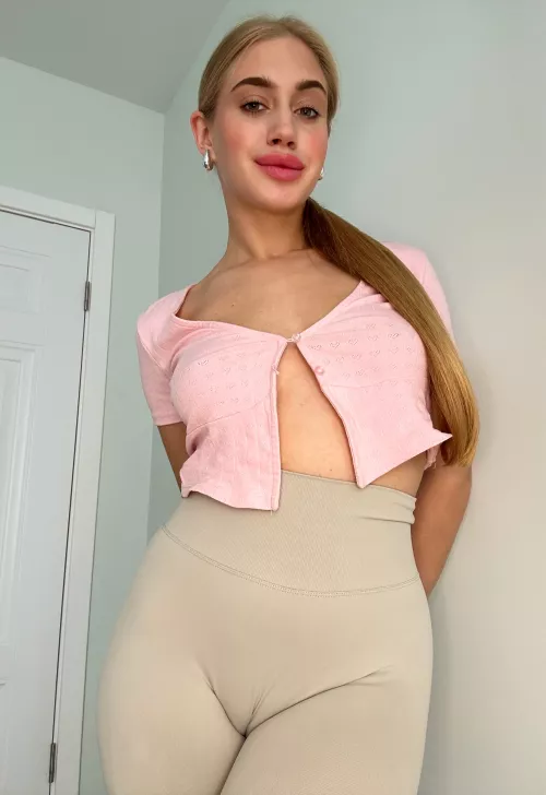 Can you describe my cameltoe in just one word by BaddiexXxBea