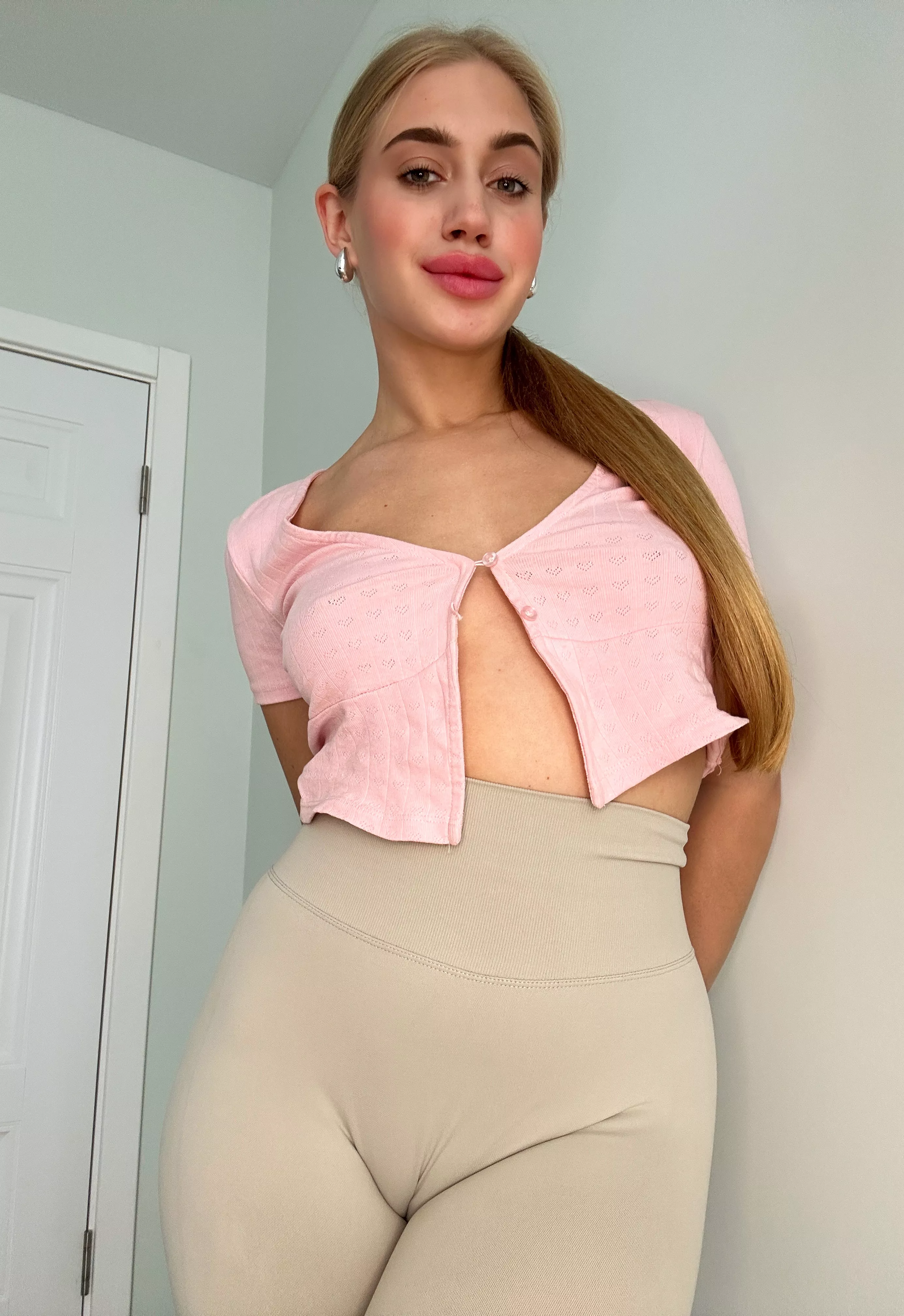 Can you describe my cameltoe in just one word posted by BaddiexXxBea