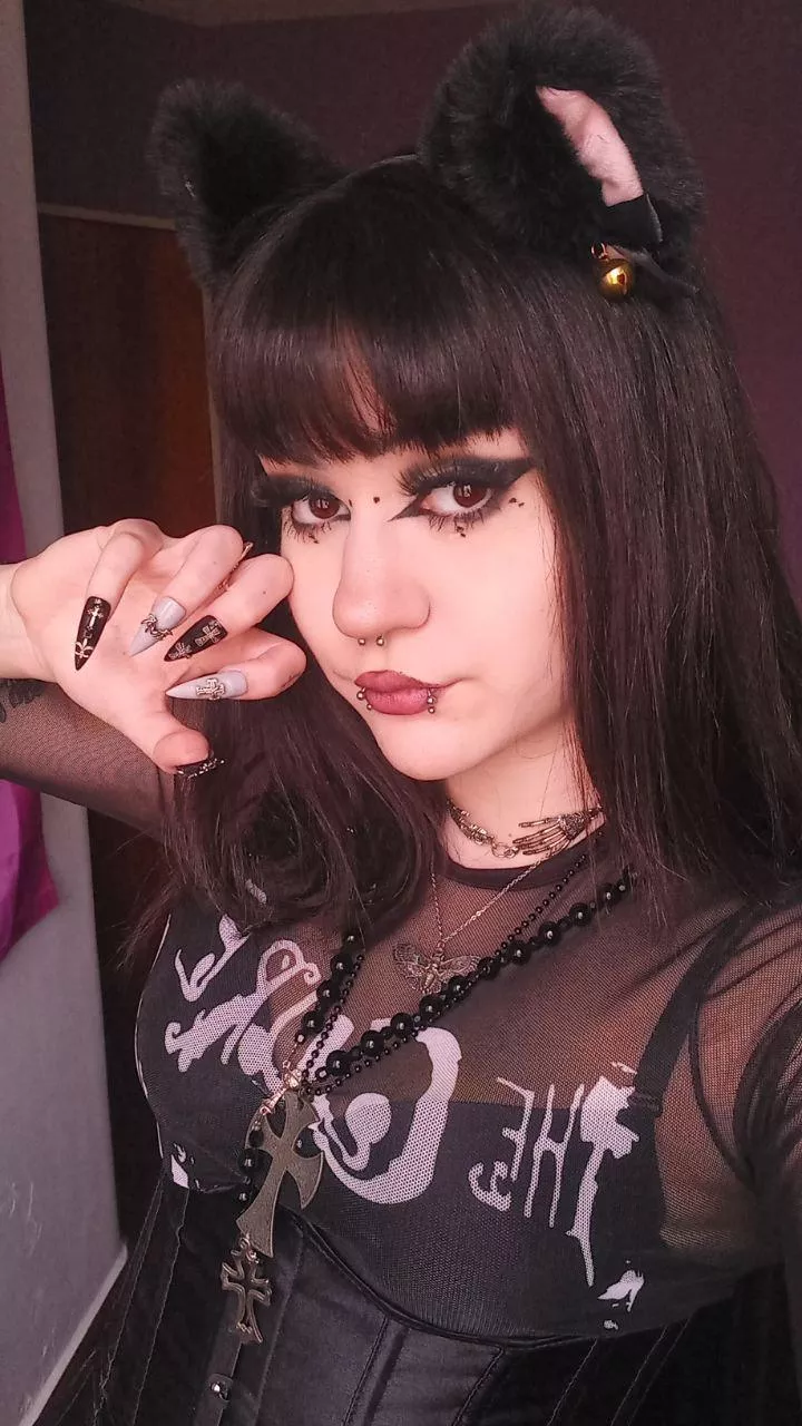 Goth Mommy?  posted by PineappleNectarr
