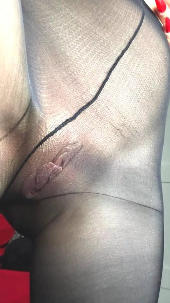 I like to rub my naked pussy against my pantyhose posted by SaraBrend
